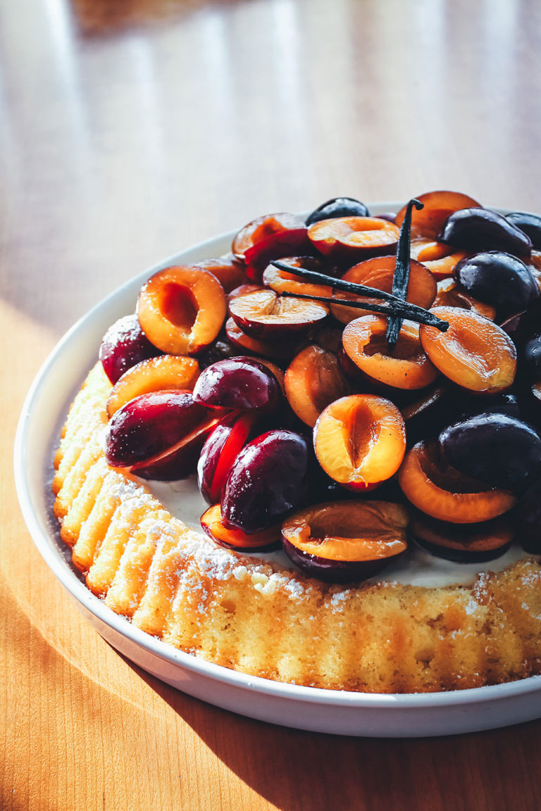 Pflaumen-Marzipan-Kuchen mit Vanille-Pflaumen und Crème fraîche - moey ...