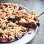 Rezept für einen und leckeren Pflaumenkuchen mit saftigem Rührteigboden und knusprigen Zimt-Streuseln | moeyskitchen.com