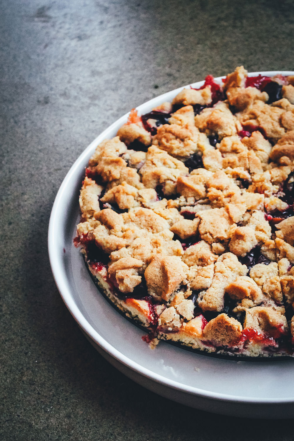 Rezept für einen und leckeren Pflaumenkuchen mit saftigem Rührteigboden und knusprigen Zimt-Streuseln | moeyskitchen.com