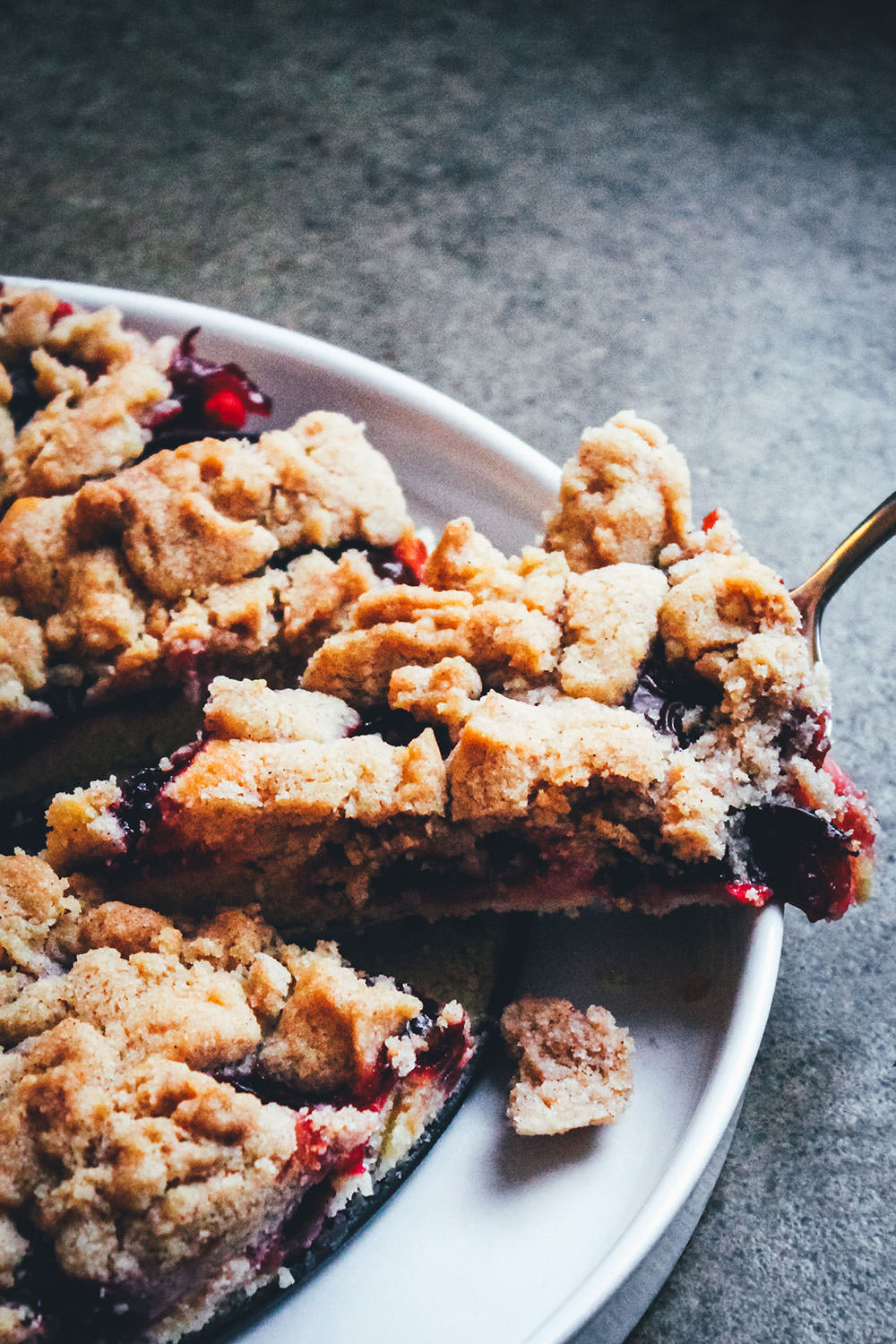 Rezept für einen und leckeren Pflaumenkuchen mit saftigem Rührteigboden und knusprigen Zimt-Streuseln | moeyskitchen.com