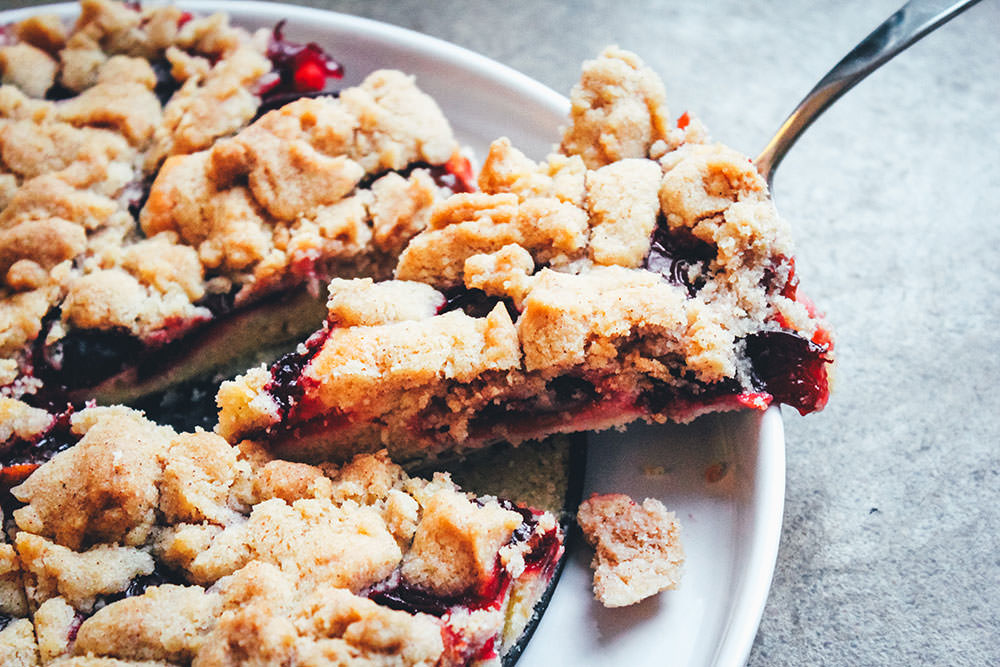 Rezept für einen und leckeren Pflaumenkuchen mit saftigem Rührteigboden und knusprigen Zimt-Streuseln | moeyskitchen.com