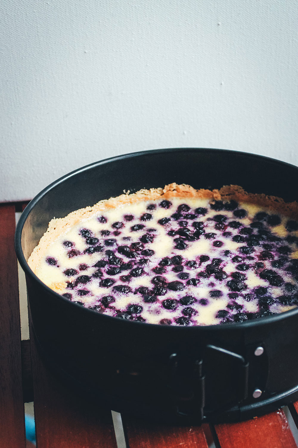 Rezept für leckere Blaubeer-Vanille-Tarte | saftiger Blaubeer-Kuchen mit Schmand | moeyskitchen.com #blaubeeren #heidelbeeren #blueberries #kuchen #tarte #kuchenbacken #rezepte #foodblogger