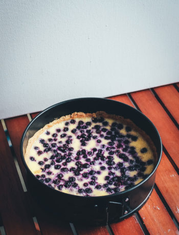 Rezept für leckere Blaubeer-Vanille-Tarte | saftiger Blaubeer-Kuchen mit Schmand | moeyskitchen.com #blaubeeren #heidelbeeren #blueberries #kuchen #tarte #kuchenbacken #rezepte #foodblogger