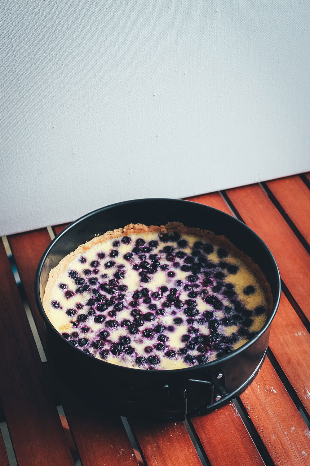 Rezept für leckere Blaubeer-Vanille-Tarte | saftiger Blaubeer-Kuchen mit Schmand | moeyskitchen.com #blaubeeren #heidelbeeren #blueberries #kuchen #tarte #kuchenbacken #rezepte #foodblogger