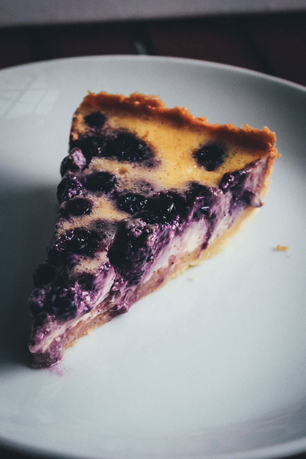 Rezept für leckere Blaubeer-Vanille-Tarte | saftiger Blaubeer-Kuchen mit Schmand | moeyskitchen.com #blaubeeren #heidelbeeren #blueberries #kuchen #tarte #kuchenbacken #rezepte #foodblogger