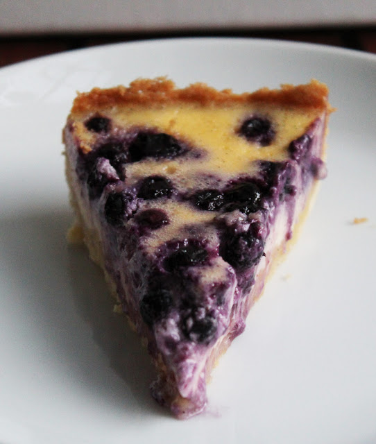 Rezept für leckere Blaubeer-Vanille-Tarte mit Schmand ein Stück frisch gebackene Tarte mit saftigen Blaubeeren und leckerem Vanille-Schmand