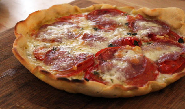 Rezept für super schnelle Pan-Pizza aus der Pfanne frisch gebackene Pizza aus der Pfanne