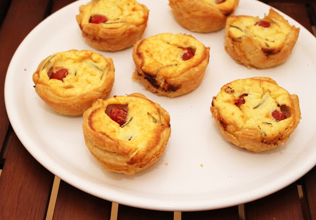 kleine Mini-Quiches mit Tomate und Feta