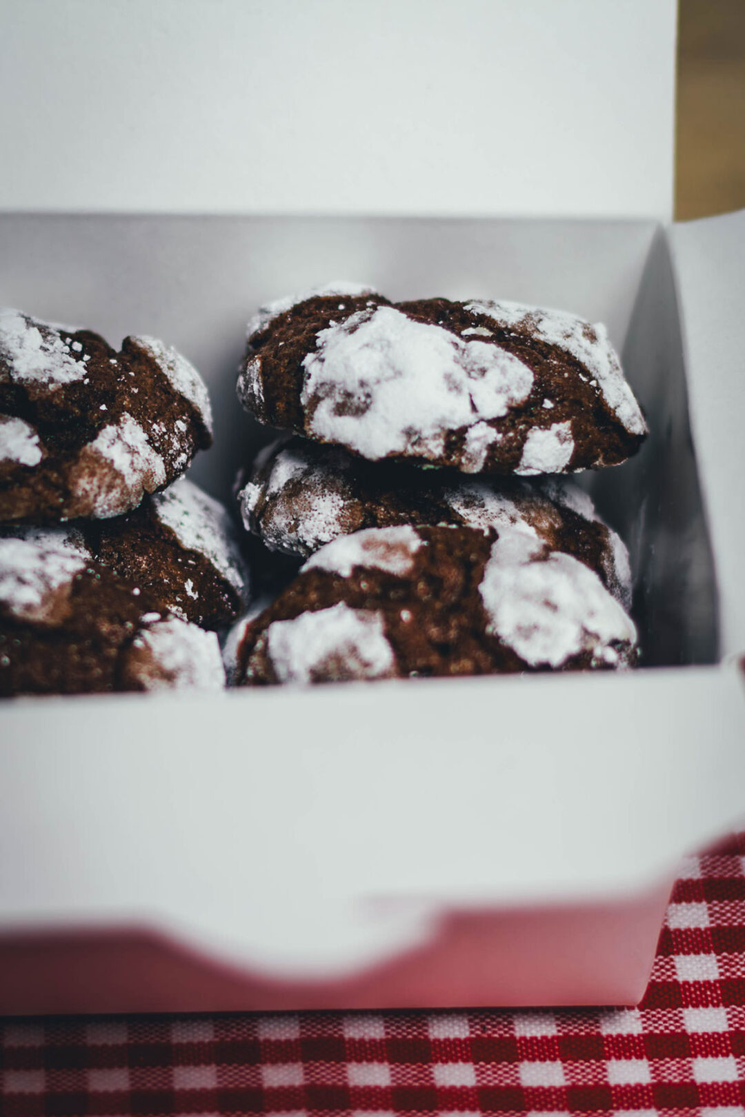 Hier teile ich mein Rezept für diese wunderschönen Schoko-Knusper-Kekse, nach einer originalen Rezeptidee für Chocolate Crackle Cookies oder auch einfach "Crackles" von Martha Stewart. Das amerikanische Gebäck ist ein Klassiker in der Weihnachtsbäckerei und mittlerweile auch unter dem Namen "Chocolate Crinkle Cookies" recht bekannt. Das sind Schokokekse, die durch das Wälzen in Zucker und Puderzucker ihre typische Optik bekommen, wie eingeschneit aussehen und eine knusprige Kruste haben, innen aber weich und chewy wie Brownies sind. Einer meiner Weihnachtsplätzchen-Favoriten auf dem Plätzchenteller! | moeyskitchen.com