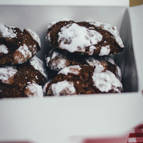 Hier teile ich mein Rezept für diese wunderschönen Schoko-Knusper-Kekse, nach einer originalen Rezeptidee für Chocolate Crackle Cookies oder auch einfach "Crackles" von Martha Stewart. Das amerikanische Gebäck ist ein Klassiker in der Weihnachtsbäckerei und mittlerweile auch unter dem Namen "Chocolate Crinkle Cookies" recht bekannt. Das sind Schokokekse, die durch das Wälzen in Zucker und Puderzucker ihre typische Optik bekommen, wie eingeschneit aussehen und eine knusprige Kruste haben, innen aber weich und chewy wie Brownies sind. Einer meiner Weihnachtsplätzchen-Favoriten auf dem Plätzchenteller! | moeyskitchen.com