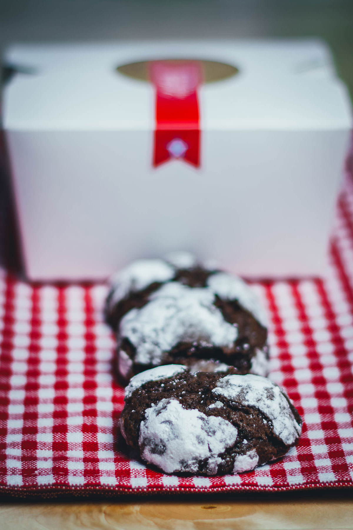 Hier teile ich mein Rezept für diese wunderschönen Schoko-Knusper-Kekse, nach einer originalen Rezeptidee für Chocolate Crackle Cookies oder auch einfach "Crackles" von Martha Stewart. Das amerikanische Gebäck ist ein Klassiker in der Weihnachtsbäckerei und mittlerweile auch unter dem Namen "Chocolate Crinkle Cookies" recht bekannt. Das sind Schokokekse, die durch das Wälzen in Zucker und Puderzucker ihre typische Optik bekommen, wie eingeschneit aussehen und eine knusprige Kruste haben, innen aber weich und chewy wie Brownies sind. Einer meiner Weihnachtsplätzchen-Favoriten auf dem Plätzchenteller! | moeyskitchen.com