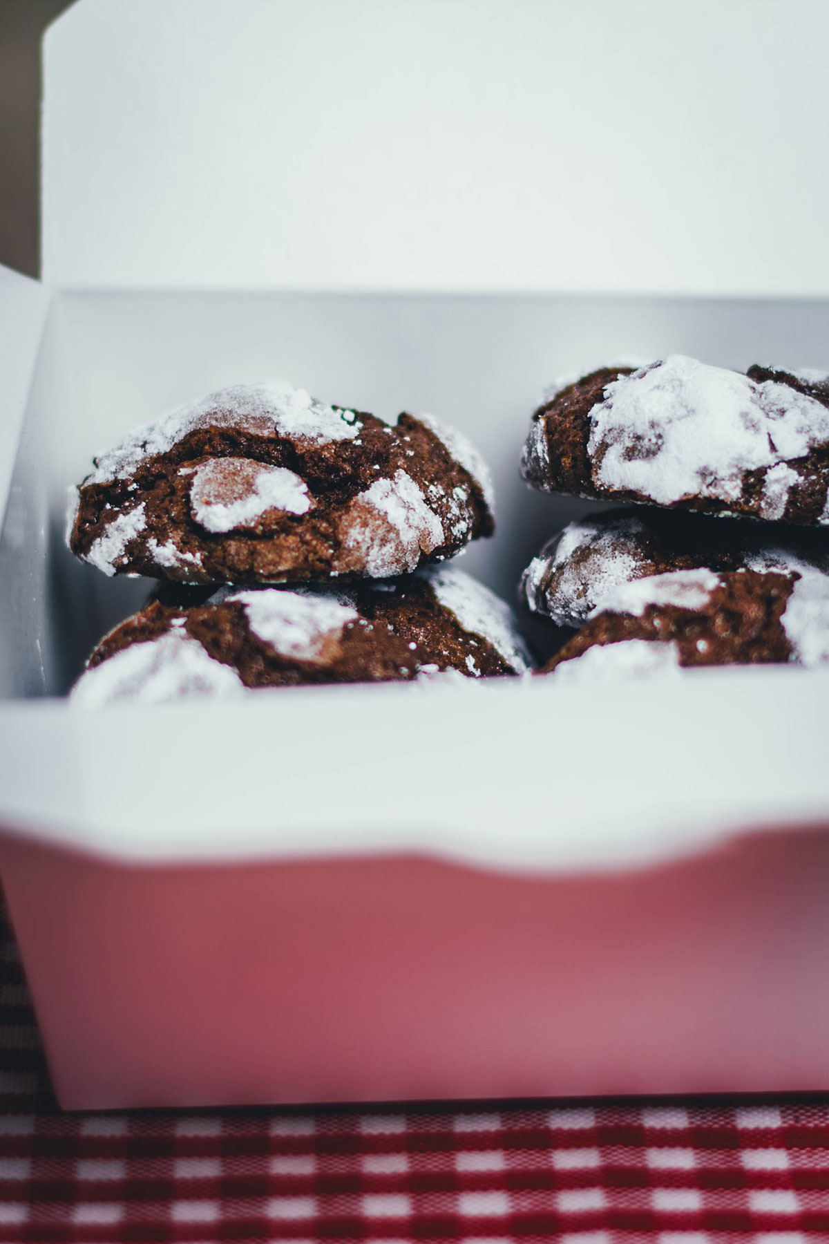 Hier teile ich mein Rezept für diese wunderschönen Schoko-Knusper-Kekse, nach einer originalen Rezeptidee für Chocolate Crackle Cookies oder auch einfach "Crackles" von Martha Stewart. Das amerikanische Gebäck ist ein Klassiker in der Weihnachtsbäckerei und mittlerweile auch unter dem Namen "Chocolate Crinkle Cookies" recht bekannt. Das sind Schokokekse, die durch das Wälzen in Zucker und Puderzucker ihre typische Optik bekommen, wie eingeschneit aussehen und eine knusprige Kruste haben, innen aber weich und chewy wie Brownies sind. Einer meiner Weihnachtsplätzchen-Favoriten auf dem Plätzchenteller! | moeyskitchen.com