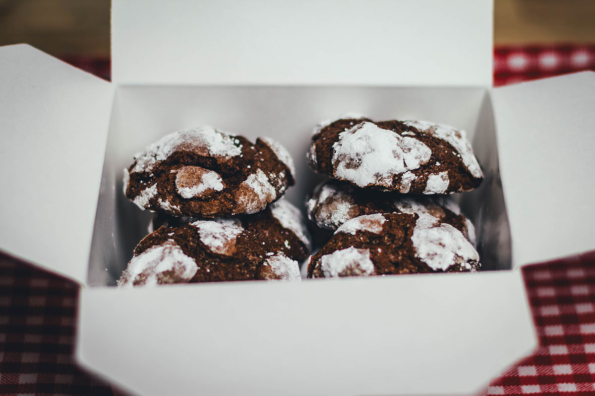 Hier teile ich mein Rezept für diese wunderschönen Schoko-Knusper-Kekse, nach einer originalen Rezeptidee für Chocolate Crackle Cookies oder auch einfach "Crackles" von Martha Stewart. Das amerikanische Gebäck ist ein Klassiker in der Weihnachtsbäckerei und mittlerweile auch unter dem Namen "Chocolate Crinkle Cookies" recht bekannt. Das sind Schokokekse, die durch das Wälzen in Zucker und Puderzucker ihre typische Optik bekommen, wie eingeschneit aussehen und eine knusprige Kruste haben, innen aber weich und chewy wie Brownies sind. Einer meiner Weihnachtsplätzchen-Favoriten auf dem Plätzchenteller! | moeyskitchen.com