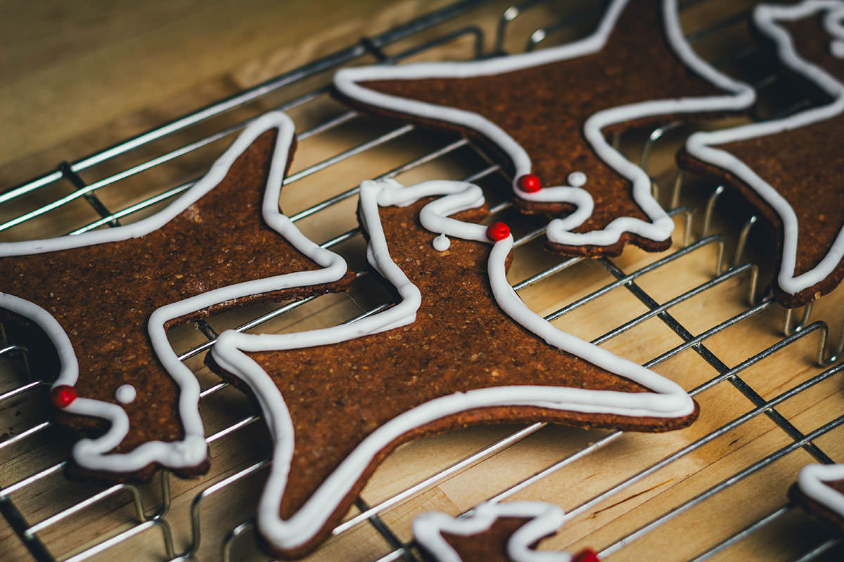 Hier verrate ich euch mein ganz klassisches Rezept für Lebkuchen zum Ausstechen, also klassische Lebkuchen-Plätzchen. Lebkuchen dürfen auf keinem Plätzchenteller in der Weihnachtszeit fehlen und deswegen backe ich sie natürlich auch in meiner Weihnachtsbäckerei. Hier in Form von einer ganzen Herde "Rudolphs", aber auch jede andere Form ist natürlich möglich. Ich verziere meine Lebkuchen außerdem mit Royal Icing und verrate euch, wie ich das mache | moeyskitchen.com