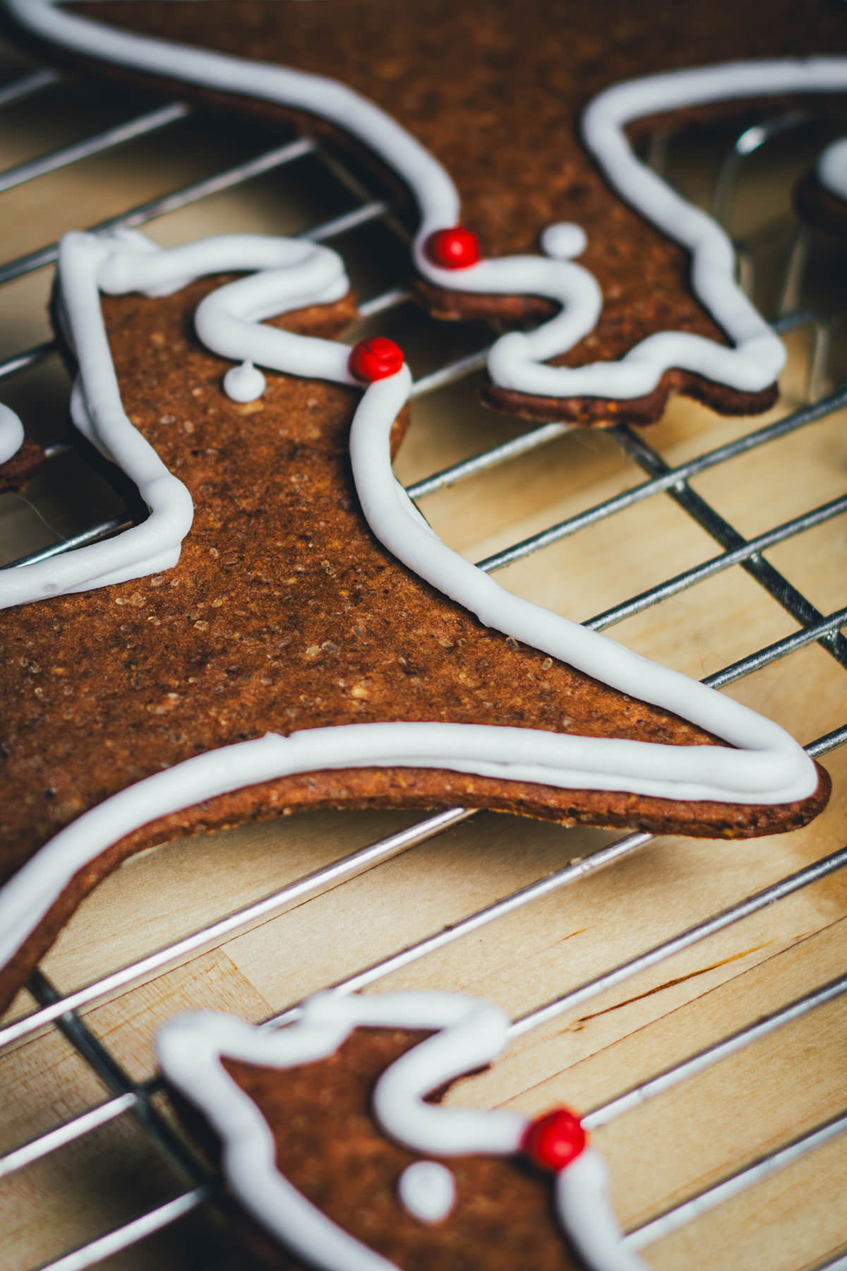 Hier verrate ich euch mein ganz klassisches Rezept für Lebkuchen zum Ausstechen, also klassische Lebkuchen-Plätzchen. Lebkuchen dürfen auf keinem Plätzchenteller in der Weihnachtszeit fehlen und deswegen backe ich sie natürlich auch in meiner Weihnachtsbäckerei. Hier in Form von einer ganzen Herde "Rudolphs", aber auch jede andere Form ist natürlich möglich. Ich verziere meine Lebkuchen außerdem mit Royal Icing und verrate euch, wie ich das mache | moeyskitchen.com