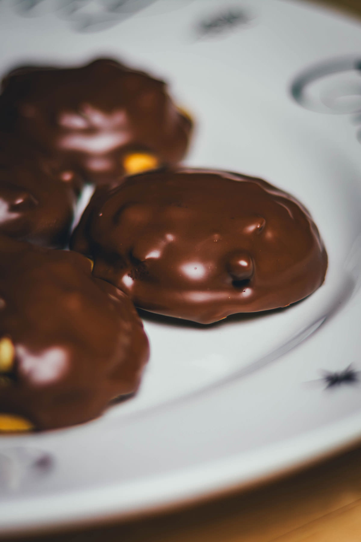 Himmlisch leckere Nougat-Taler in Anlehnung an die Nougatringe vom Bäcker. Knuspriger Mürbeteigkeks mit aufgeschlagener Nougat-Butter-Creme, getoppt mit gerösteten Haselnüssen und überzogen mit Schokolade. Mein absolutes Lieblingsgebäck und die leckersten Weihnachtsplätzchen in meiner Weihnachtsbäckerei! | moeyskitchen.com