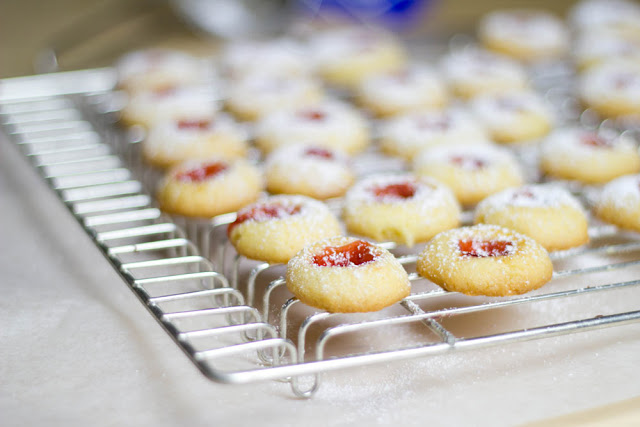 Rezept für mürbe Thumbprint Cookies (Husarenkrapfen) - klassische Weihnachtsplätzchen frisch gebackene Kekse zu Weihnachten