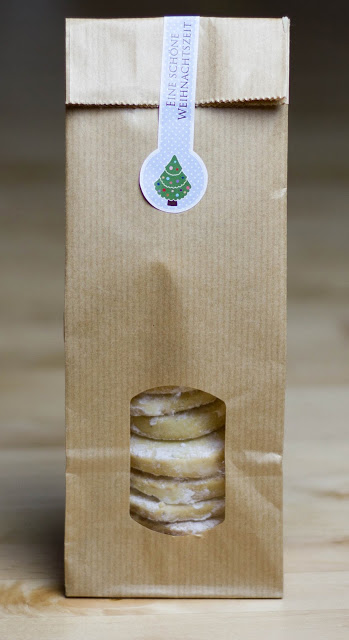 Rezept für Vanilla Meltaways - mürbe Vanilleplätzchen zu Weihnachten Vanille-Plätzchen in Geschenktüte zu Weihnachten