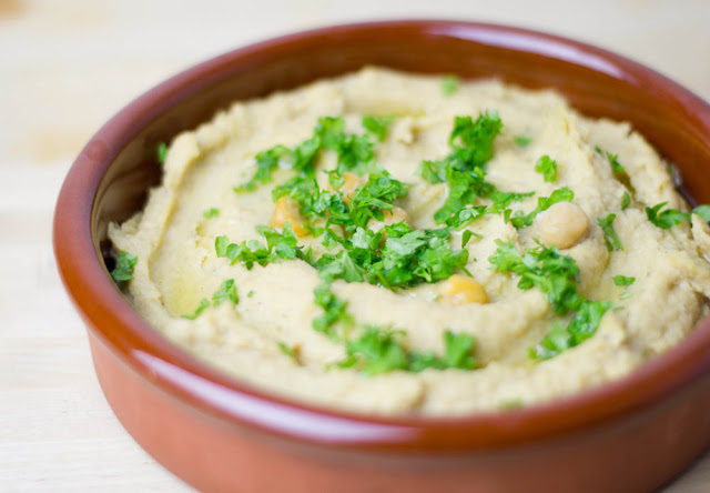 frisches Hummus mit Knoblauch, Kichererbsen, Tahina-Paste und Petersilie serviert