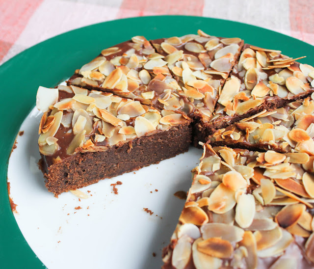 frisch angeschnittener Schokokuchen mit Mandelblättchen