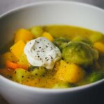 Ein einfaches Rezept für Steckrüben-Eintopf mit Kartoffeln und Rosenkohl – herzhaft, wärmend und perfekt für den Winter | moeyskitchen.com