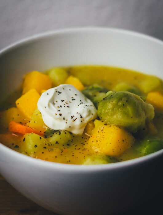 Ein einfaches Rezept für Steckrüben-Eintopf mit Kartoffeln und Rosenkohl – herzhaft, wärmend und perfekt für den Winter | moeyskitchen.com