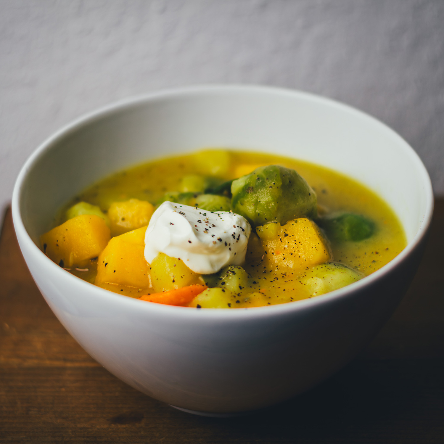 Bild von einer Schüssel mit Steckrüben-Kartoffel-Eintopf mit Rosenkohl | moeyskitchen.com