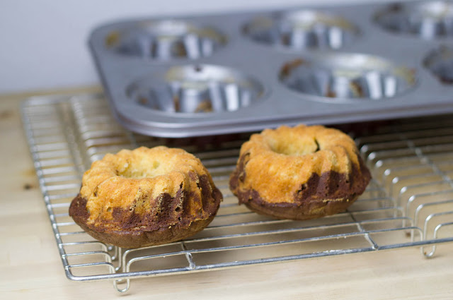 kleine Marmorkuchen aus einer Gugelhupf-Form