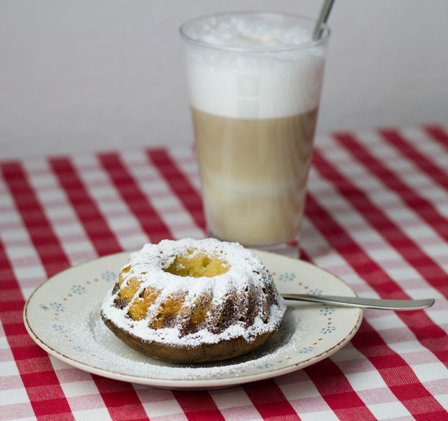 Marmorkuchen und Latte Macchiato