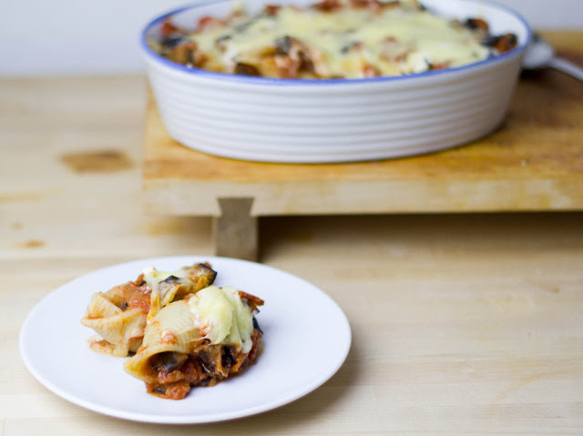 frischer Nudelauflauf mit Muschelnudeln, Tomatensauce und Auberginen
