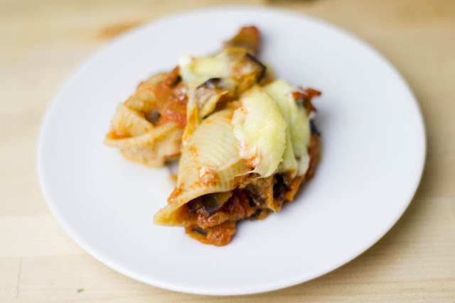 Rezept für gratinierte Muschelnudeln mit Tomatensauce und Auberginen Nudelauflauf mit Tomaten und Auberginen