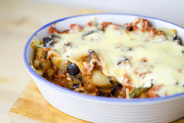Rezept für gratinierte Muschelnudeln mit Tomatensauce und Auberginen köstlicher Auflauf mit Pasta, Auberginen und Tomaten