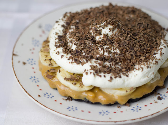 cremige Banoffee-Pies mit Oreos, Karamell, Bananen, Sahne und Schokolade