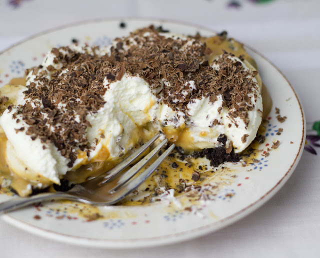 Törtchen mit Oreoboden, Sahne, Bananen, Karamellcreme und Schokolade