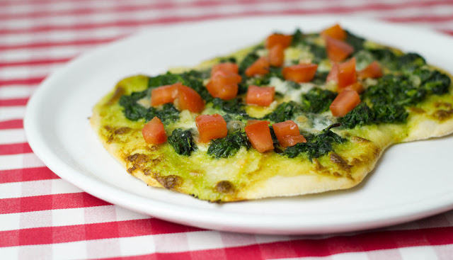Pesto-Spinat-Pizza mit Tomaten und Knoblauchöl - moey&amp;#39;s kitchen foodblog