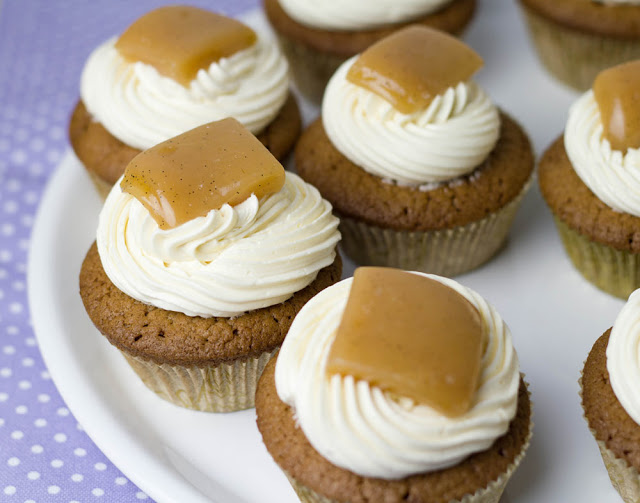 köstliche schokoladige Cupcakes mit Buttercreme-Frosting und Karamellbonbons