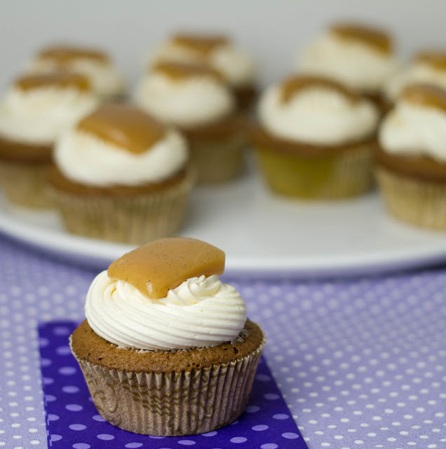 frisch gebackene Schokoladen-Cupcakes mit Buttercreme und Karamellbonbons