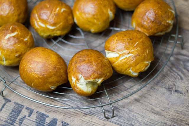 Countdown Osterwoche: Laugenbrötchen mit viererlei Dips - moey&amp;#39;s ...