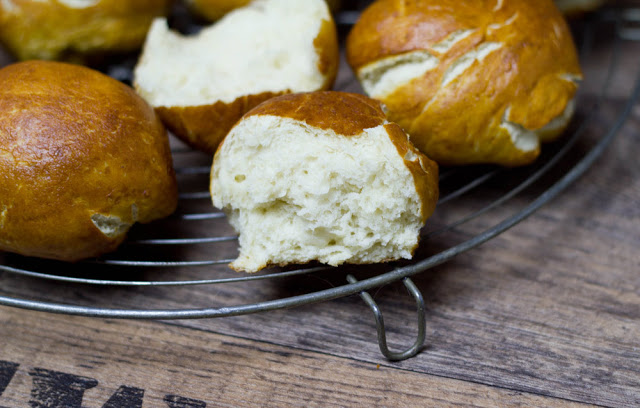 frische, selbst gemachte Laugenbrötchen