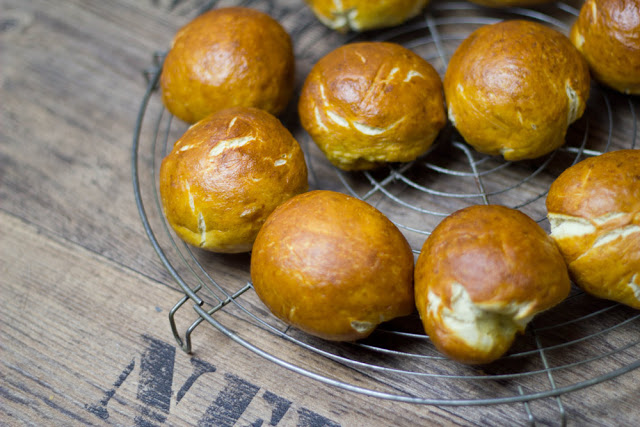 Rezept für selbst gebackene Laugenbrötchen mit vier verschiedenen Dips frische, selbst gebackene Laugenbrötchen