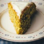 Rezept für saftigen Möhrenkuchen mit Frischkäse-Frosting | leckerer Carrot Cake für Ostern und den Frühling | moeyskitchen.com