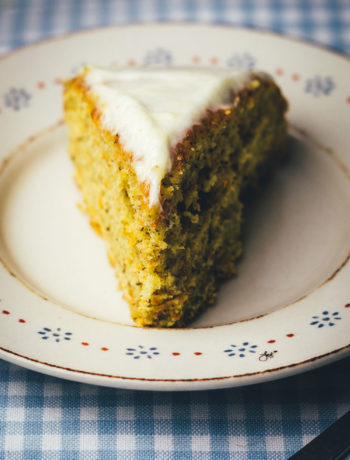 Rezept für saftigen Möhrenkuchen mit Frischkäse-Frosting | leckerer Carrot Cake für Ostern und den Frühling | moeyskitchen.com