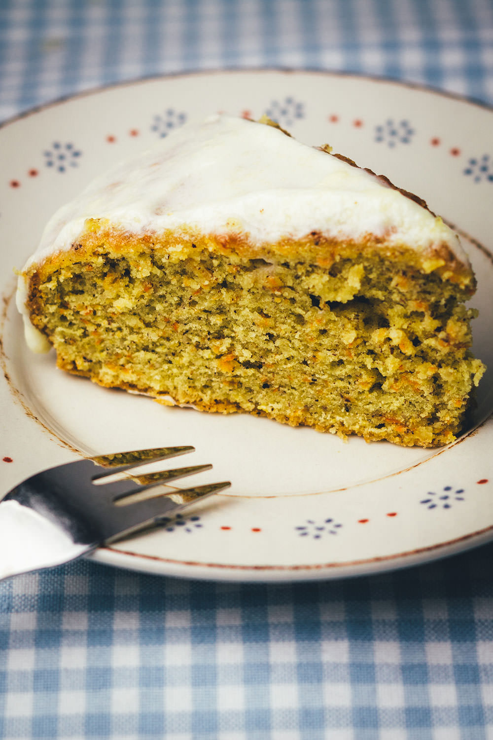 Rezept für saftigen Möhrenkuchen mit Frischkäse-Frosting | leckerer Carrot Cake für Ostern und den Frühling | moeyskitchen.com