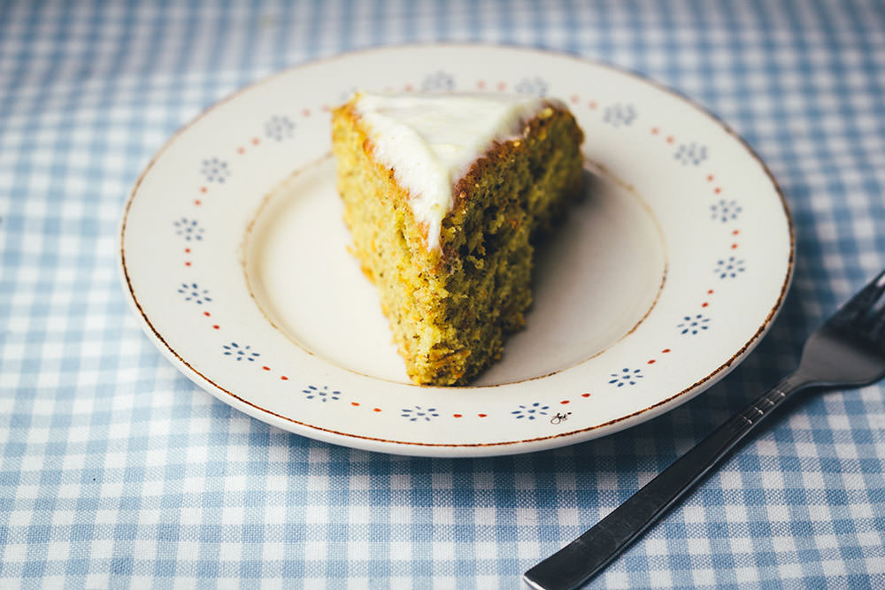 Rezept für saftigen Möhrenkuchen mit Frischkäse-Frosting | leckerer Carrot Cake für Ostern und den Frühling | moeyskitchen.com