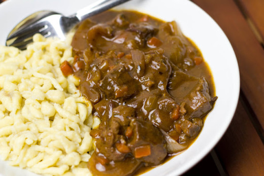 Gegen den April-Blues: Rotweingulasch mit Spätzle - moey&amp;#39;s kitchen foodblog