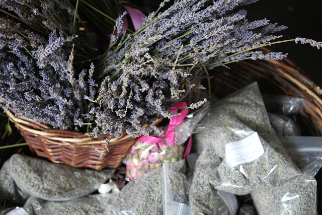Kulinarischer Reisebericht Hamburg - moey's kitchen foodblog getrockneter Lavendel auf dem Isemarkt in Hamburg-Eppendorf