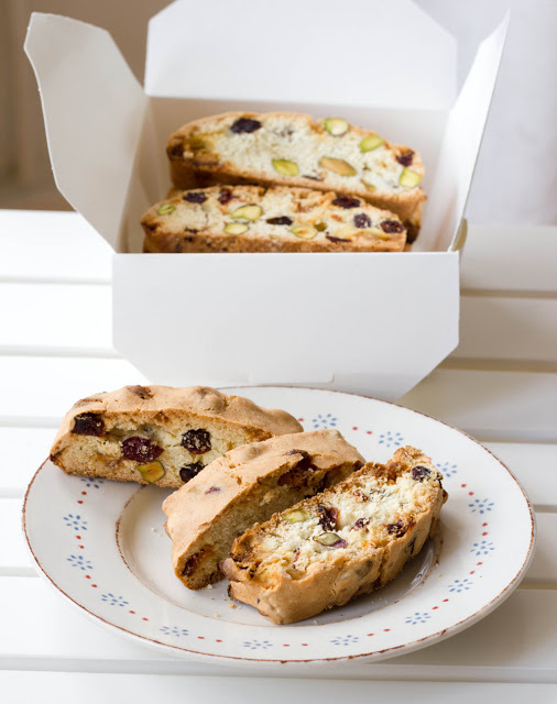 Post aus meiner Küche (PAMK) Very Berry Rezept für Cranberry-Biscotti mit weißer Schokolade und Pistazien