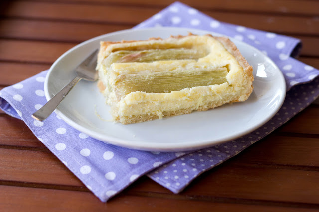 Rezept für saftigen Sommerkuchen: Rhabarber-Käsetarte ein Stück saftige Rhabarber-Käsetarte