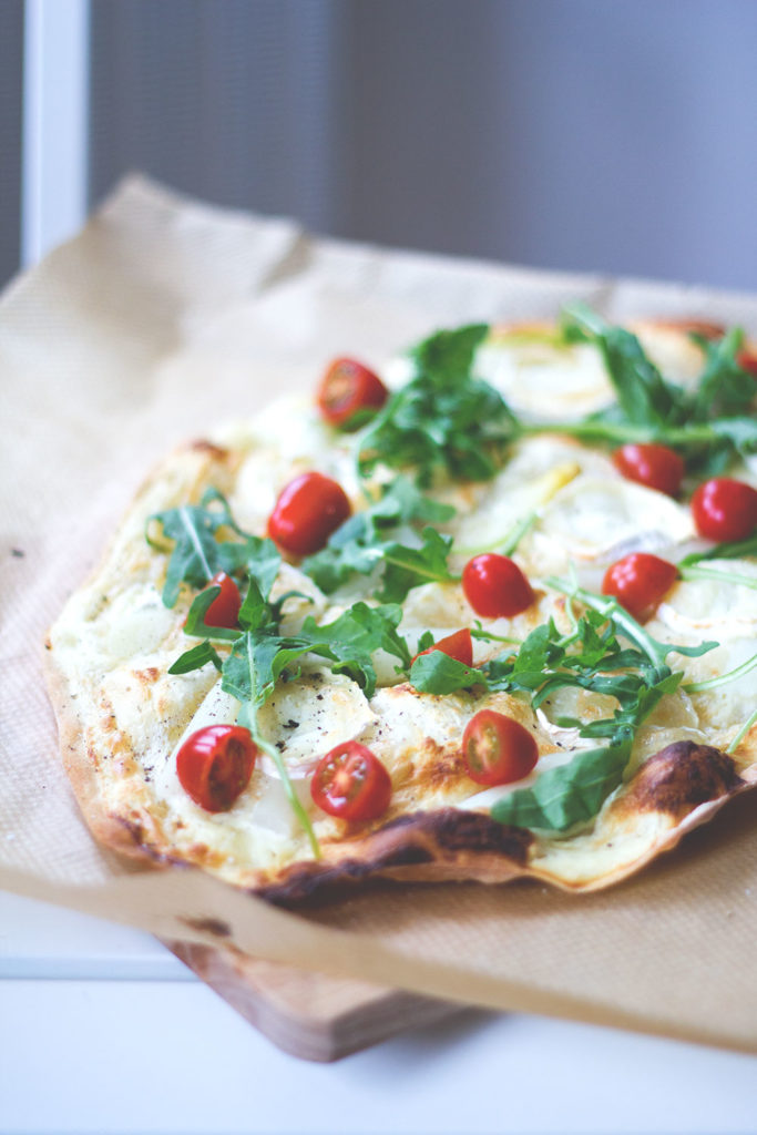 Flammkuchen mit weißem Spargel, Ziegenkäse, Tomaten und Rucola - moey's