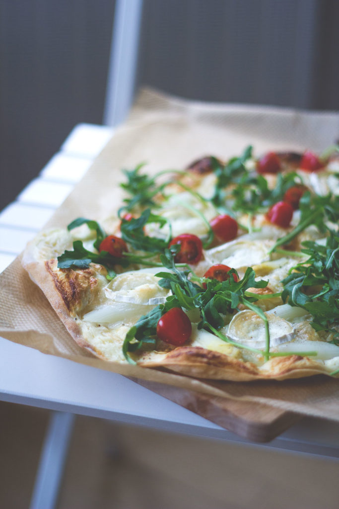 Flammkuchen mit weißem Spargel, Ziegenkäse, Tomaten und Rucola - moey&amp;#39;s ...